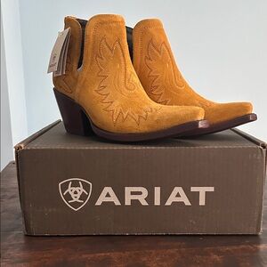 Ariat Golden Suede Western Ankle Boots NIB NWT flawless